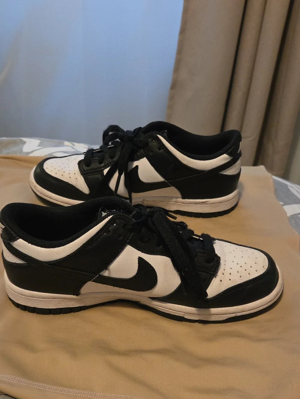 Youth Nike Black and White Low Top Sneakers with Lace-Up Design
